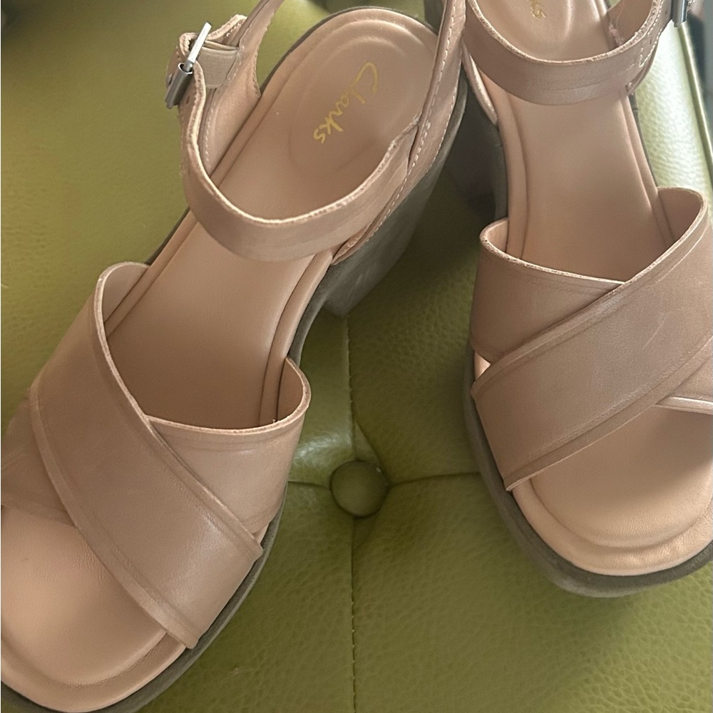Size 5 Clarks nude sandal